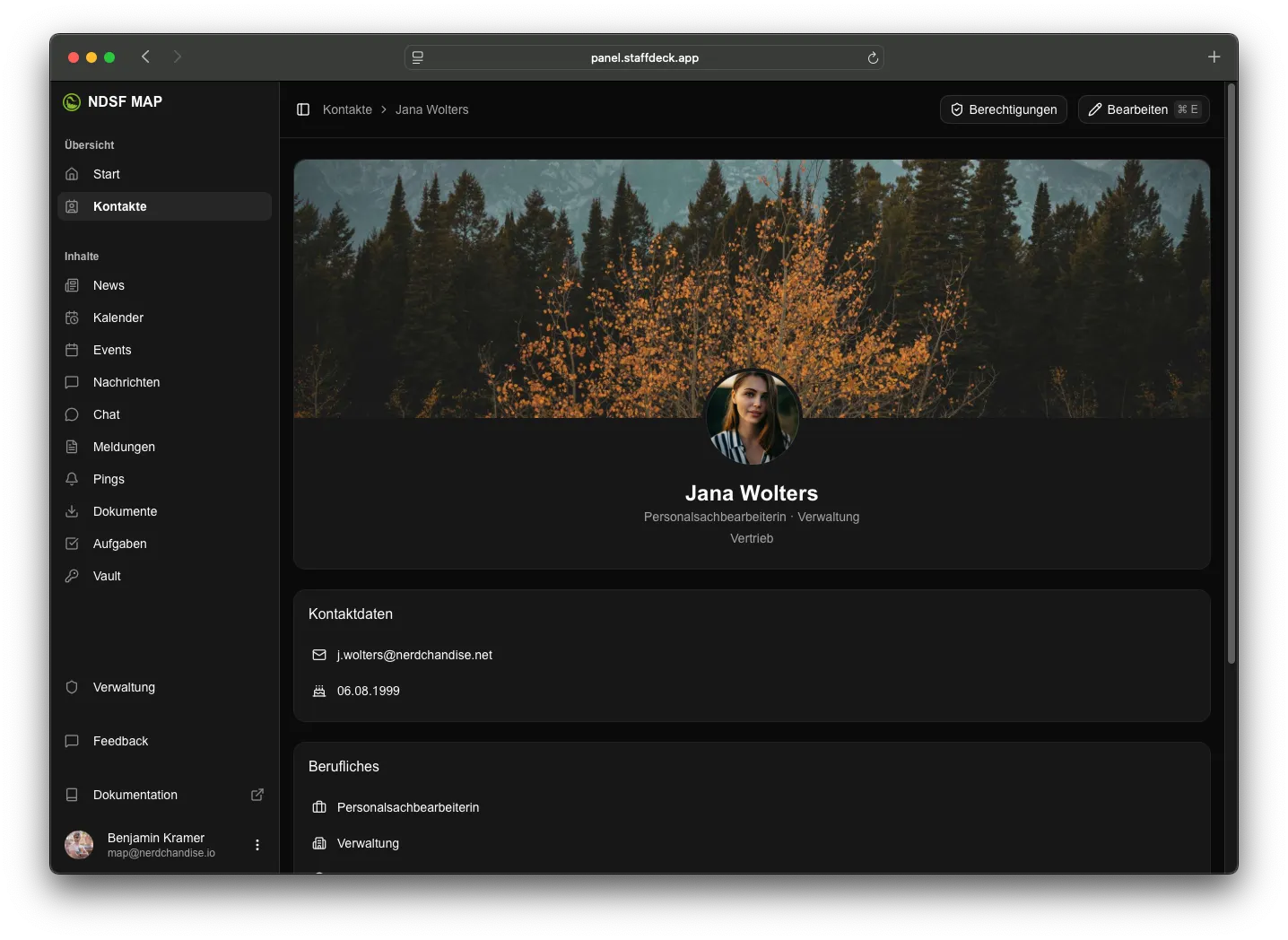Ein Mitarbeiterprofil in der Webversion mit Titelbild, Position, Abteilung und Kontaktdaten